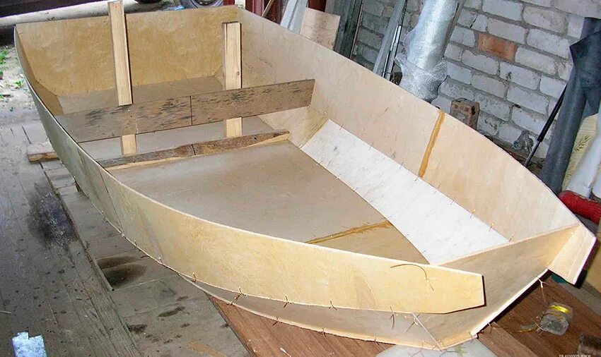 Лодка из фанеры. Джонбот водомёт. Самодельные фанерные лодки. Лодка тузик картоп. Лодка из фанеры.