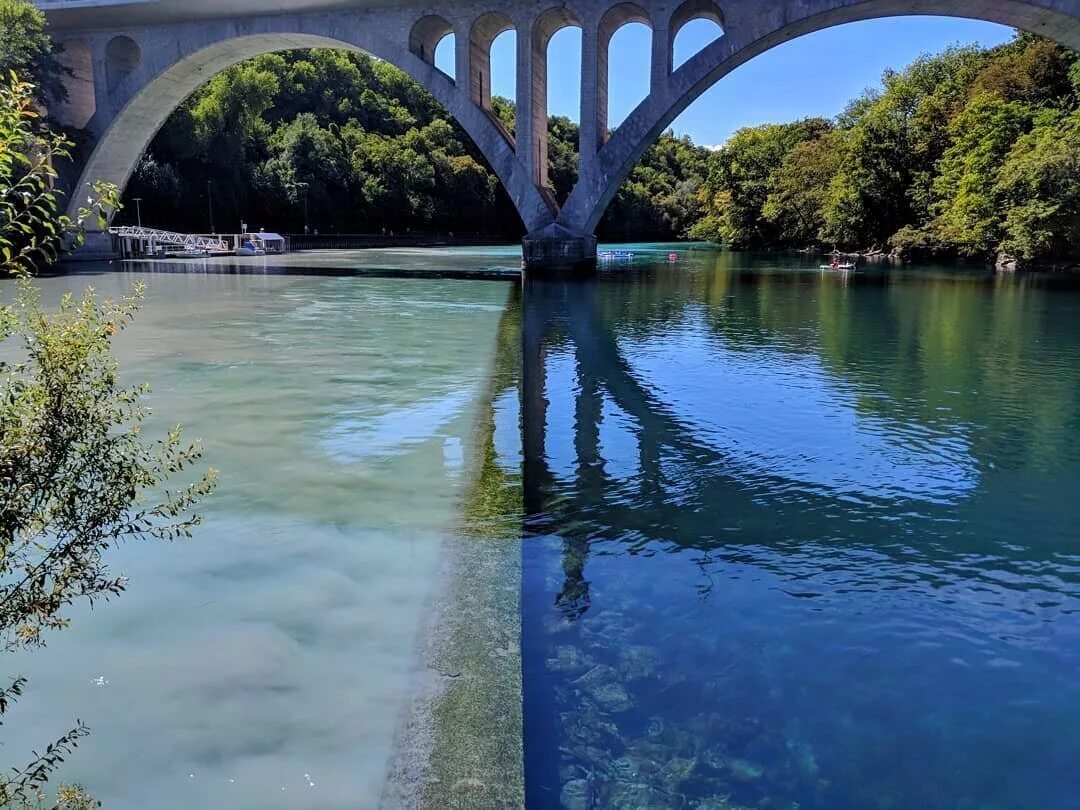 Река АРВ Франция. Река в Женеве. Река Рона. Вода разного цвета. Сливать воедино