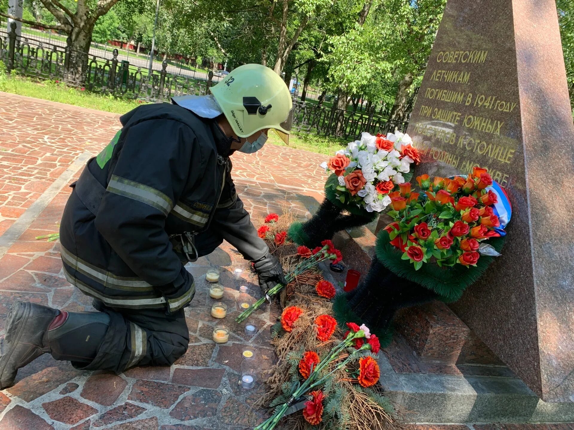 За живых и погибших. День памяти и скорби. День памяти погибшим. Скорбим по погибшим воинам. Свеча памяти.