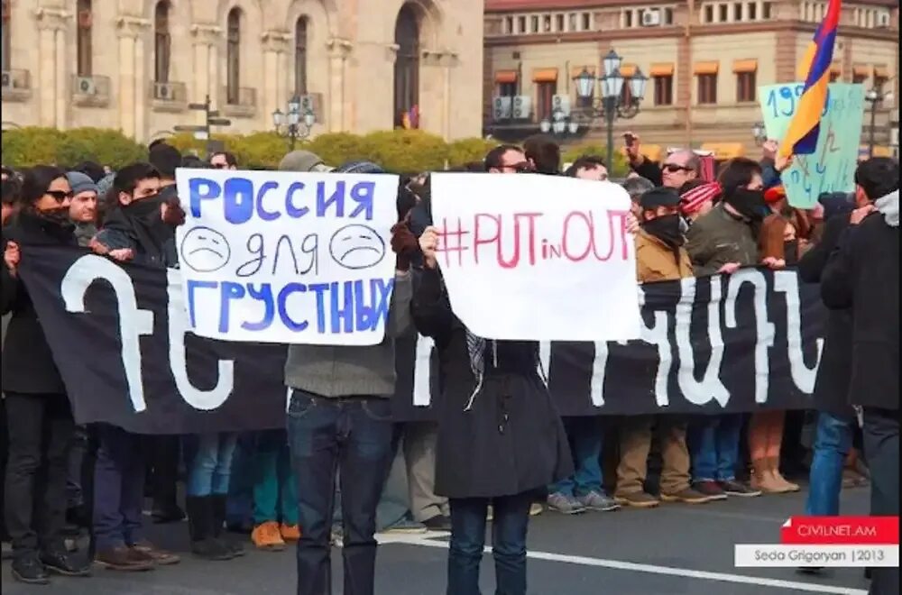 Что ждет армян. Митинги в Армении против России. Антироссийские плакаты в Армении. Антироссийские протесты в Армении. Армяне митинг против русских.