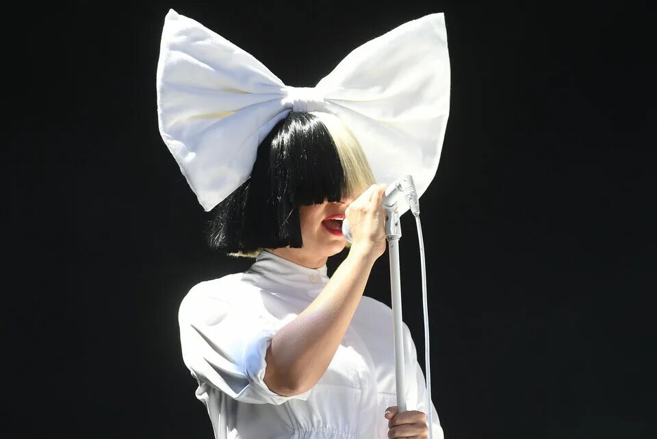 Sia фото певицы. Сиа ферлер. Sia singer. Сей образ изваян премудрого героя. Sia исполнительница.