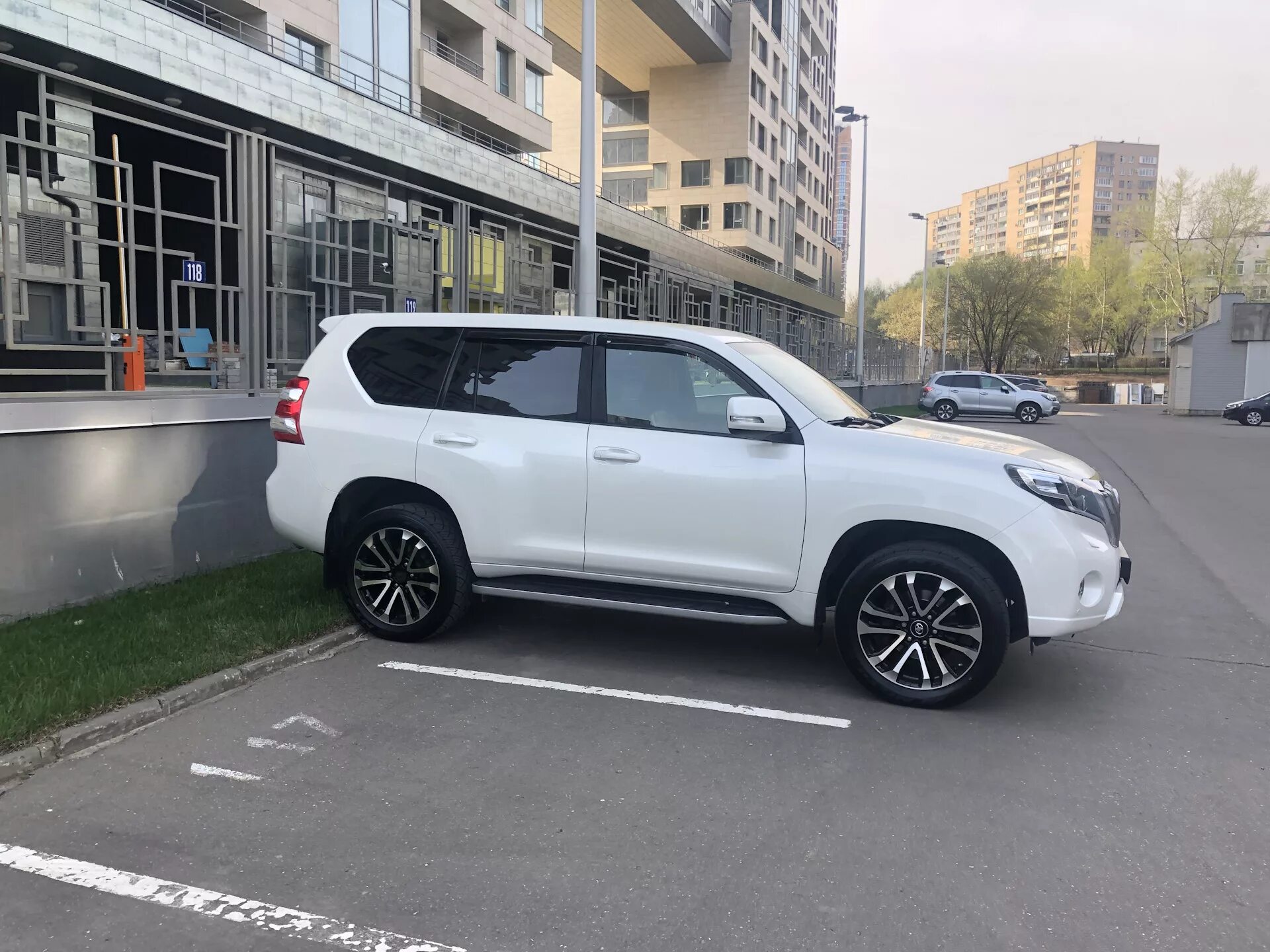 Летние колеса R22 на резине 285/45/22 плюс проставки +20ммм - Toyota Land Cruise