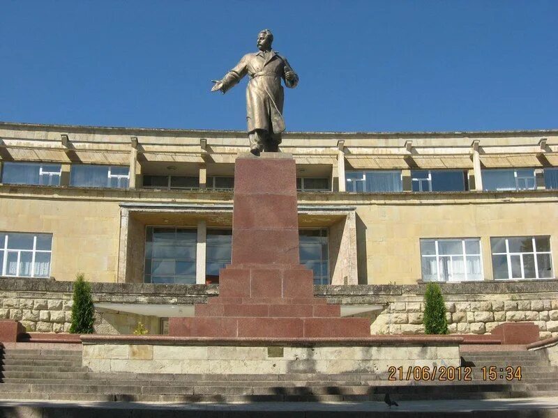 Памятник Орджоникидзе Кисловодск. Санаторий Орджоникидзе памятник Орджоникидзе. Санатории им. Орджоникидзе (Ставропольский край, г. Кисловодск). Санаторий Орджоникидзе Кисловодск.