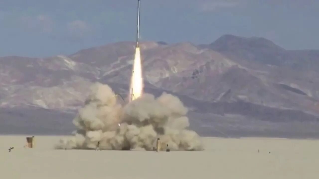 Баллистическая ракета средней дальности. Пуск ракеты из шахты. Союз мс-10. Старт ракеты с байконура. Ракета с запуском.