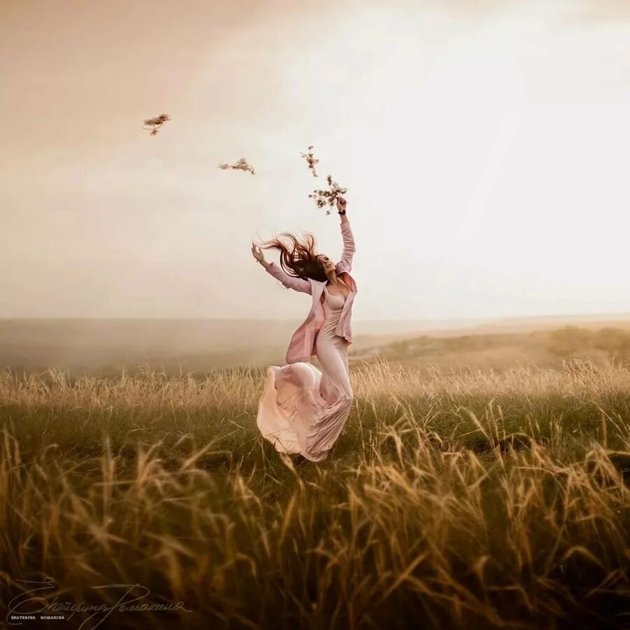 Кипела свобода. Девушка в поле. Девушка танцует в поле. Девушка бежит в поле. Девушка бежит по полю.