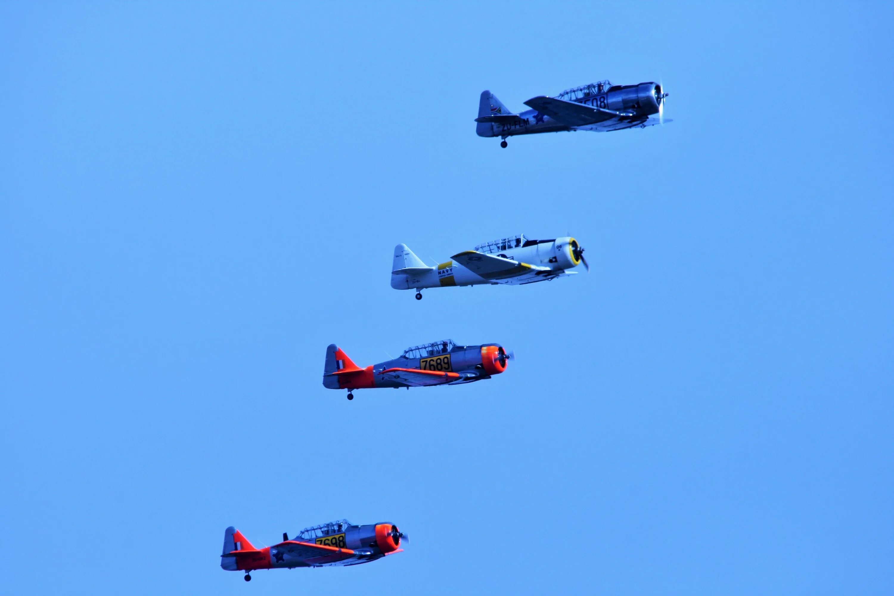 Пилотаж на самолете. Blue Angels пилотажная группа. Пилотажные маневры. Самолеты фигуры высшего пилотажа. Маневры самолета.