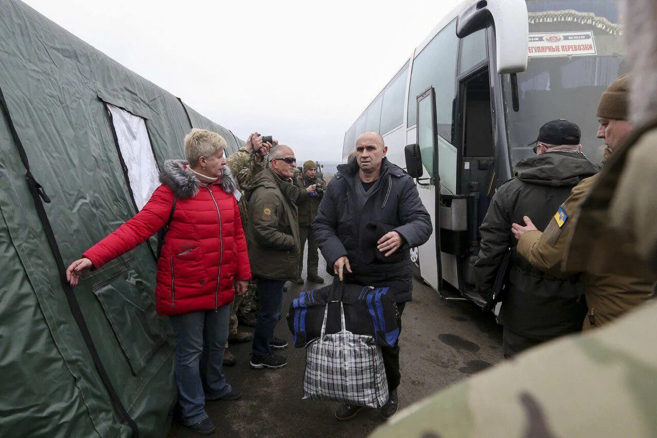 Обмен пленными в Донбассе. Обмен пленными между Россией и Украиной. Обмен пленными на Украине. Обмен военнопленными между Россией и Украиной. Военнопленные последние новости