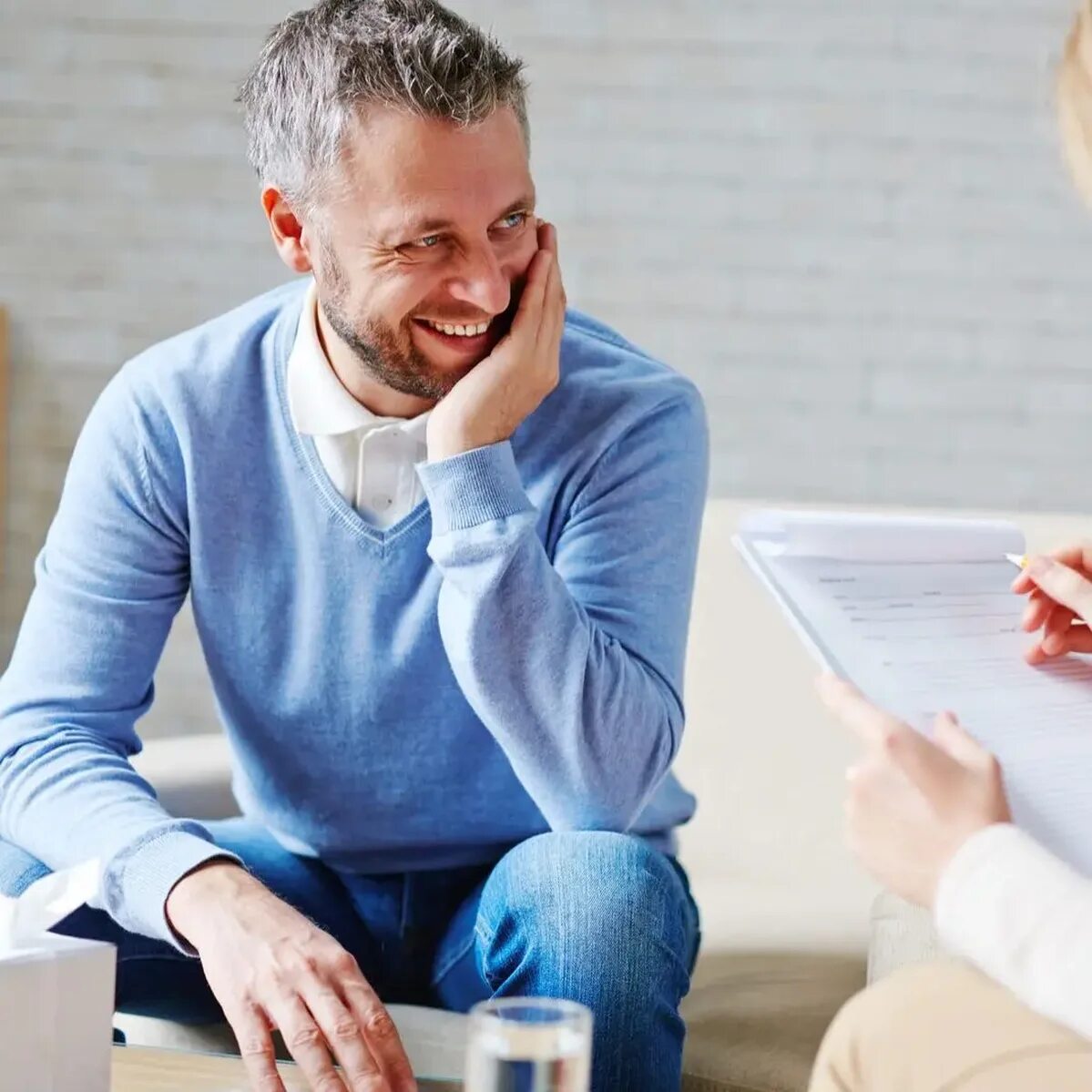 Человек за компьютером. Успешный человек улыбается. Довольный психолог. Довольная девушка. Довольная девушка.