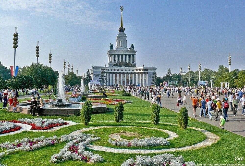 Парк вднх адрес. Центральная аллея вднх. главная аллея вднх. цветники центральная аллея вднх. вднх фонтаны главной аллеи.