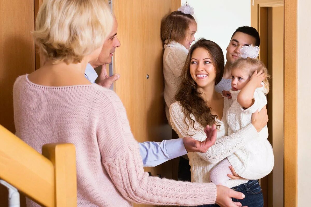 встреча гостей живопись. много людей в квартире. дом для гостей. друзья пришли в гости. застолье с друзьями.