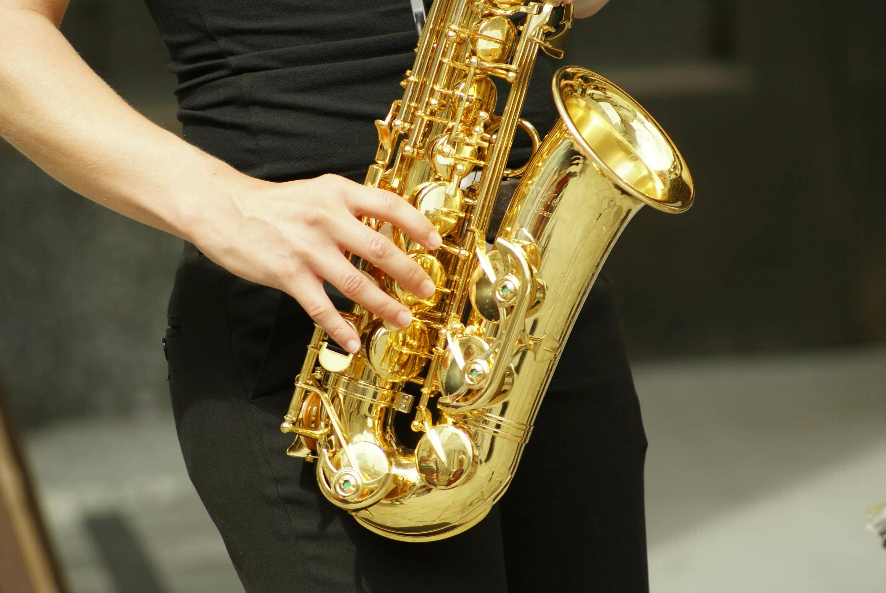 Play saxophone. Саксофон. Часофон. Саксофон фото. Саксофонистка на мероприятии.