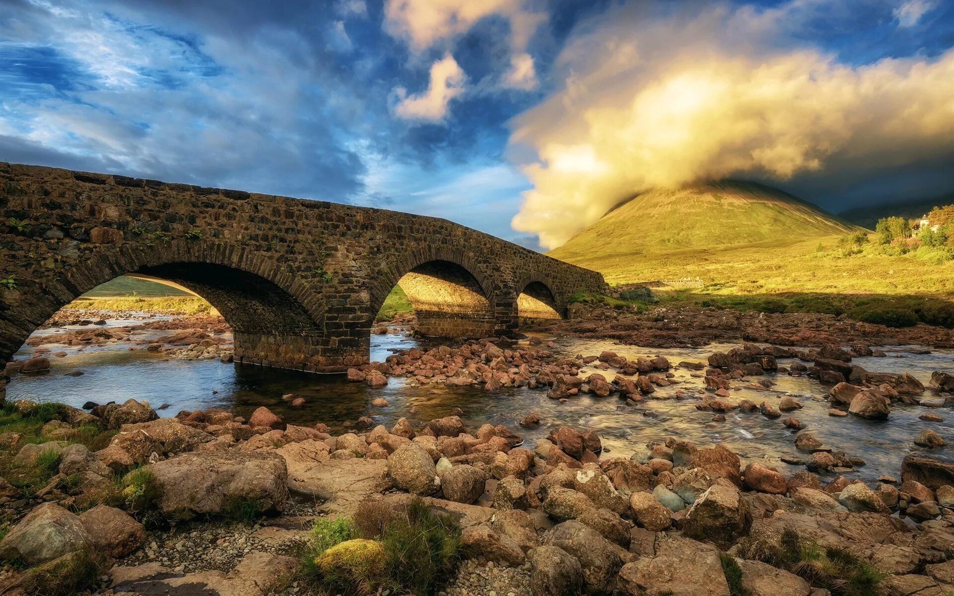 Каменный мост в небо. Шотландия Isle of Skye. Остров Скай, Шотландия (Isle of Skye). Старый мост Слигчейн остров Скай Шотландия. Шотландия Волшебный мост остров Скай.