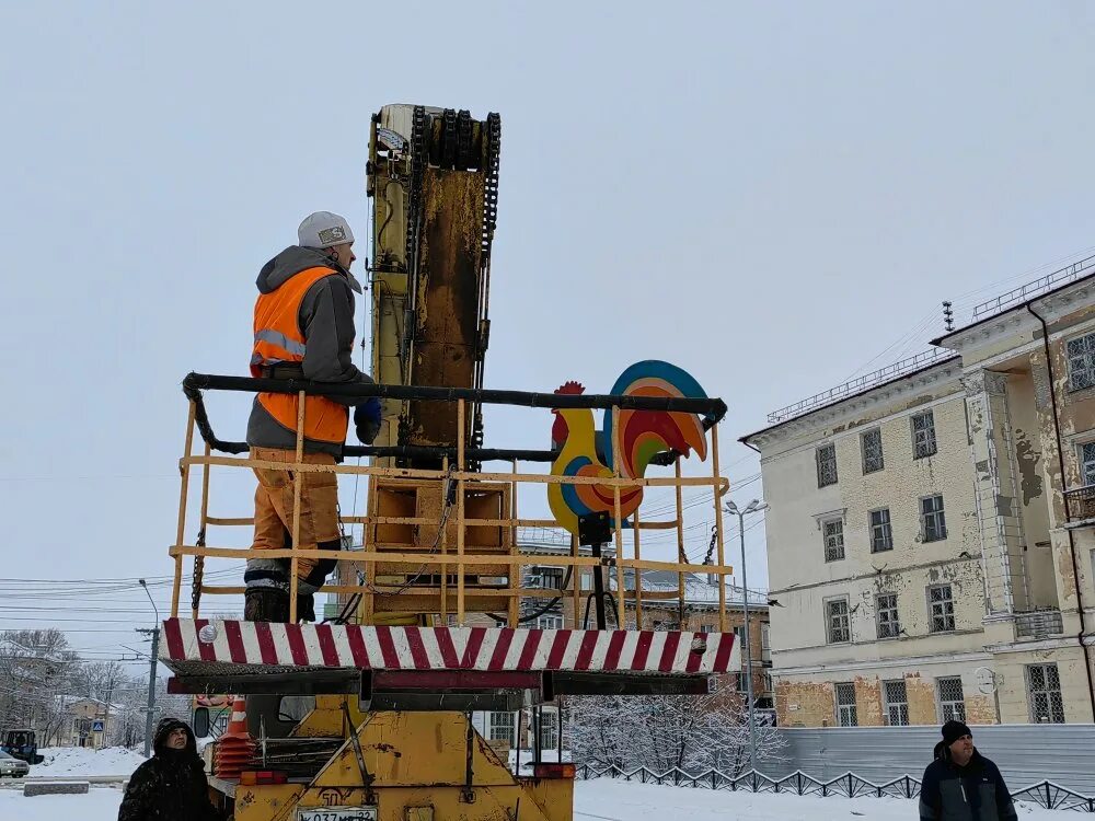 Масленица в 2024 году астрахань. Масленичный столб. Масленица столб. Масленица залезание на столб. Ледяной столб на Масленицу.