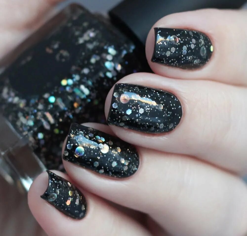 маникюр на короткие ногти черный с блестками. маникюр на короткие ногти черный с блестками. маникюр черный с блестками. новогодний маникюр черный с блестками. новогодний маникюр с черным лаком и блестками.