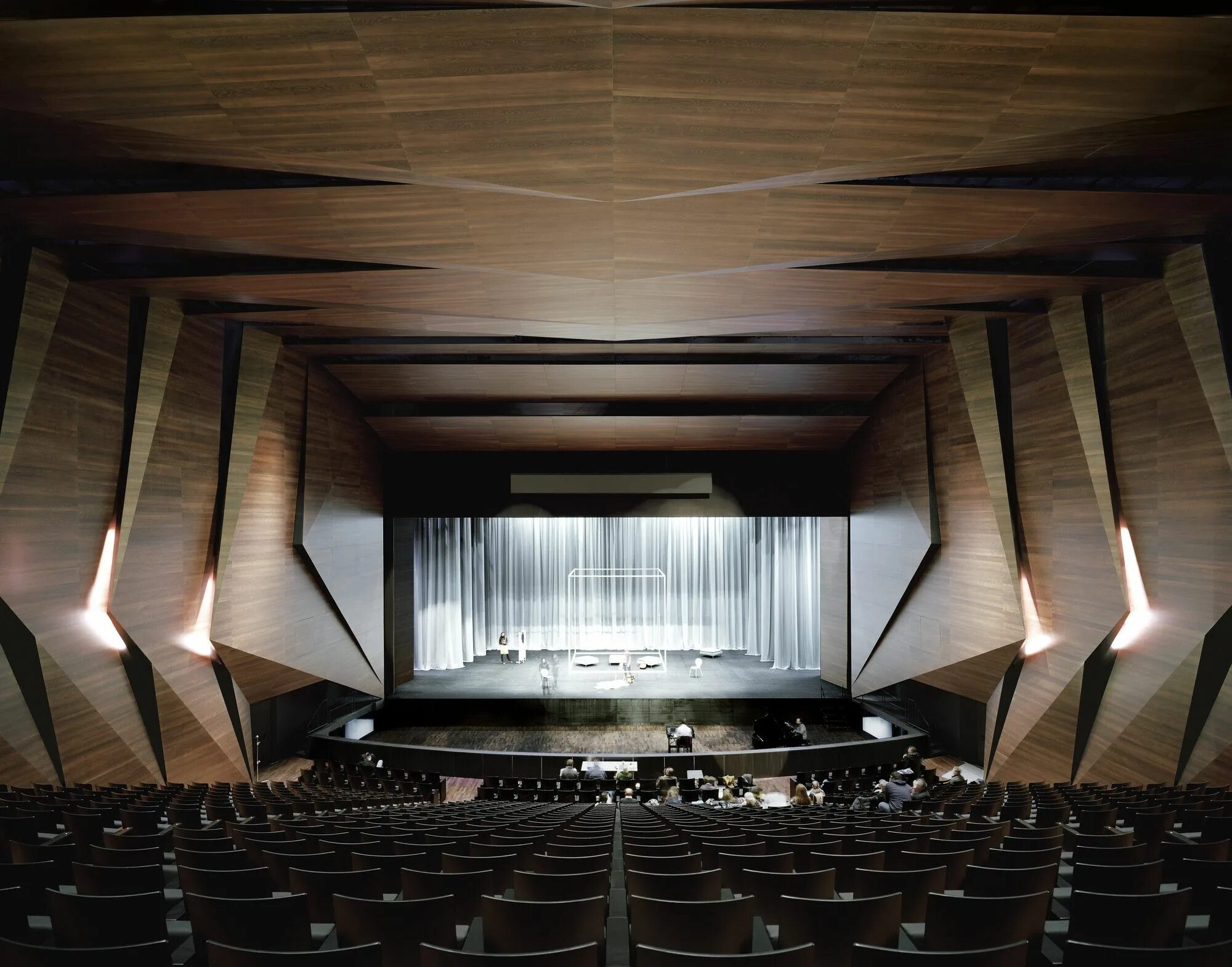 The people in the hall. Концертный зал Festival Hall in Erl. Фестивальный зал в Эрле Австрия. Концертный зал Уолта Диснея. Турция концертный зал Аудиториум.