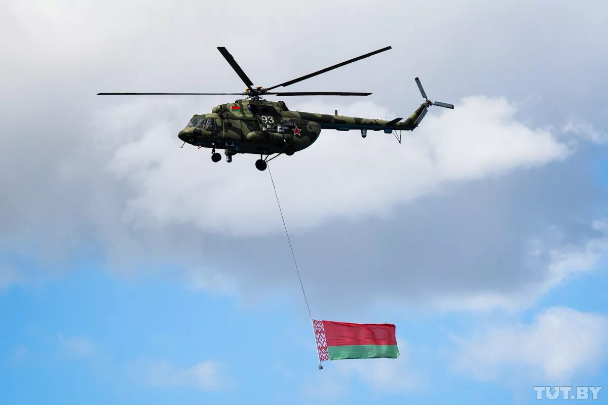 Самолеты над минском. ВВС Беларуси ми-8мтв-5. Военные вертолеты РБ. Ми-8 Беларусь. Вертолеты над Минском.