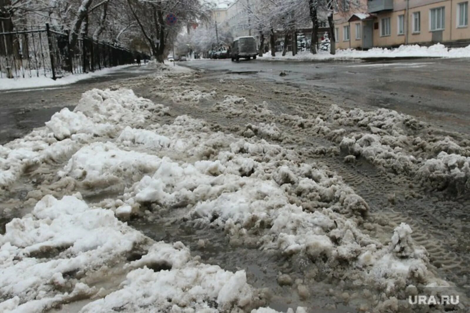 Снег весной на дороге. Грязная зима в городе. Зима слякоть. Слякоть на улице. Зима в России грязь.