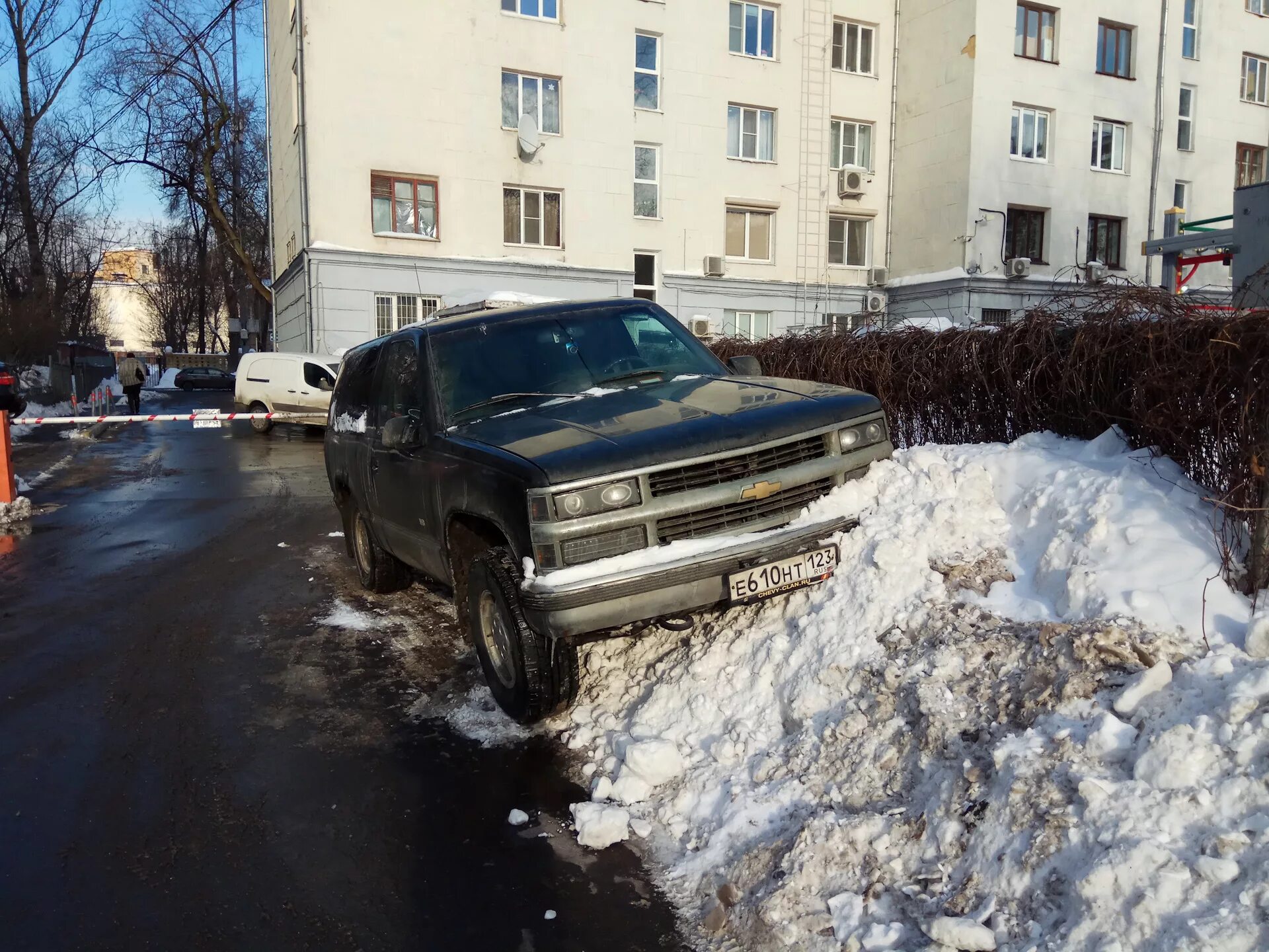 Въехал в сугроб. Парковка на сугробе. Машина заехала в сугроб. Тахо припаркованный в сугробе. Патриот на сугробе парковка.