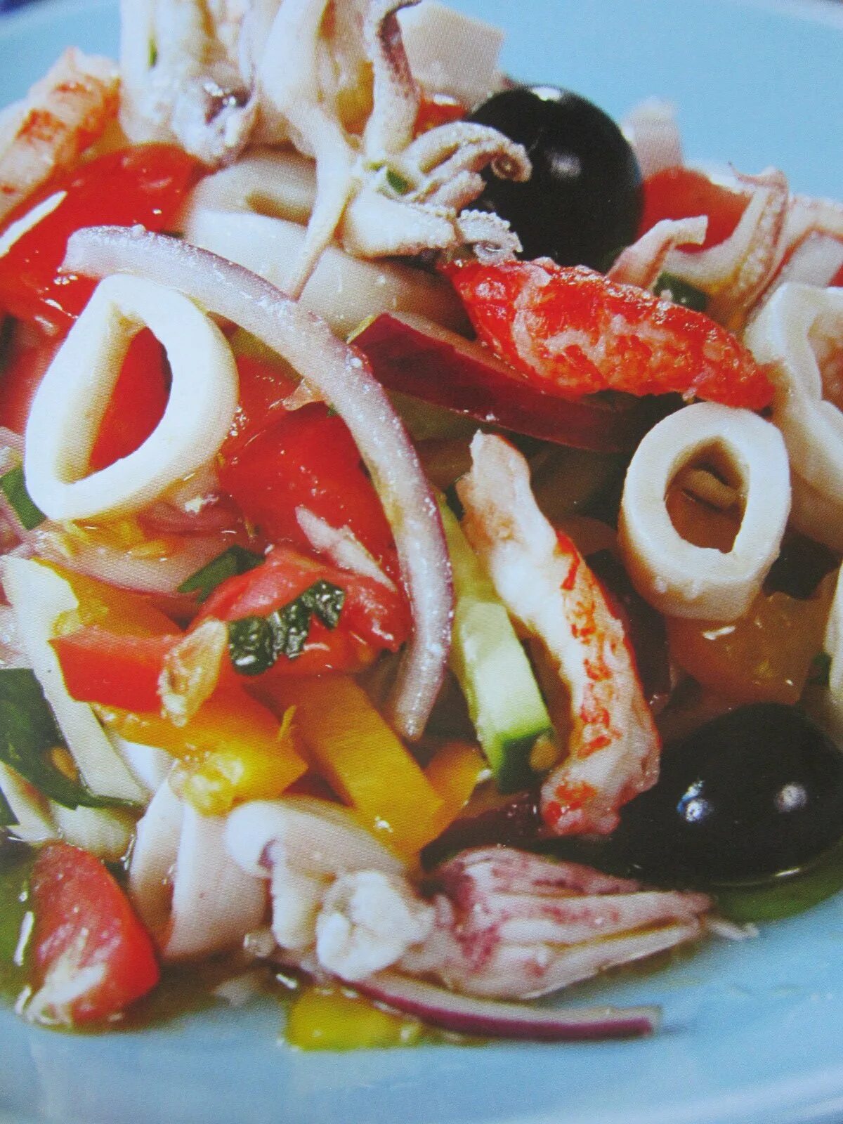 Кальмар без майонеза рецепты. Салат с кальмарами. Салат с кальмарами самый вкусный. Салат с кальмарами и свежими овощами. Салат с кальмарами рецепт.