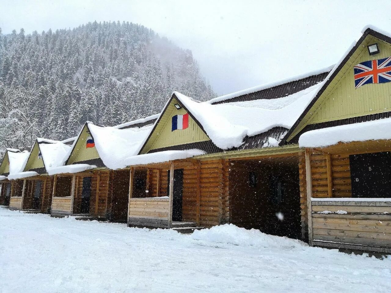 Традиционный деревянный альпийский дом в коммуне шелленберг. Горная антавия, село лучистое. «шале / chalet». Шале zermatt peak. Dombay winter hall домбай.