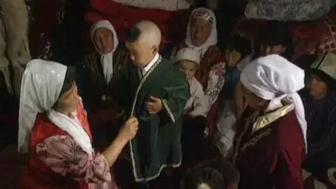 Трусиканы шешіп жатқан арық брюнетка әйелдердің суреттері