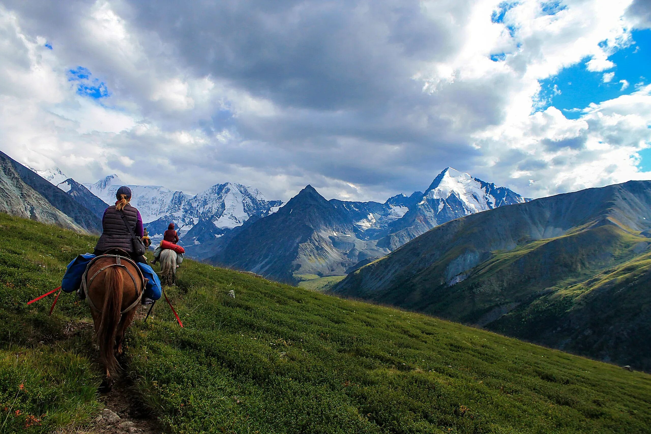 Озеро шлегайс австрия. Поход в горы. Конные прогулки горный алтай. Горный алтай поход. Туры в горном.