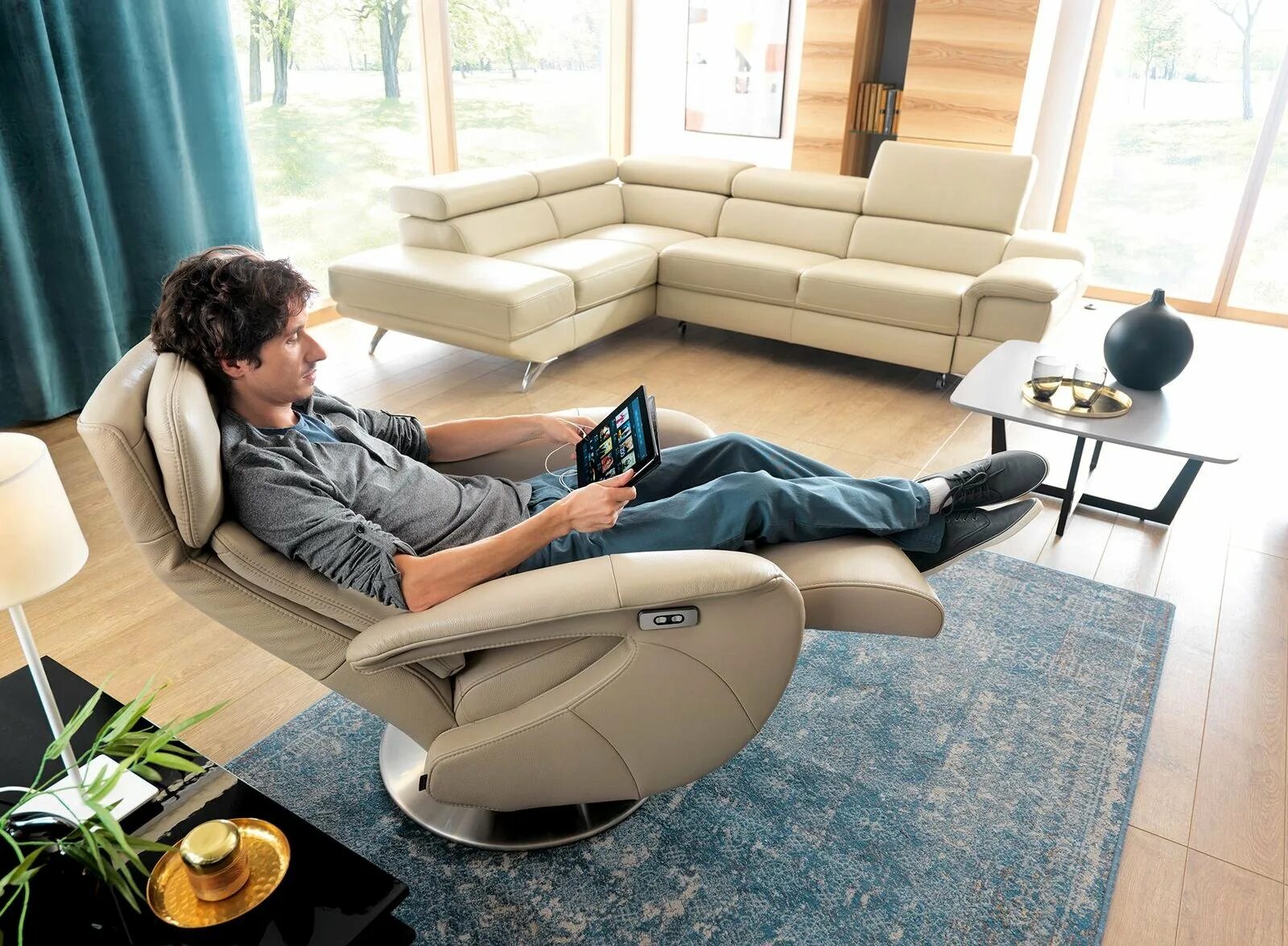 "комфорт". Удобный диван. Casada массажное кресло bismark. Комфортная жизнь. Парень отдыхает.