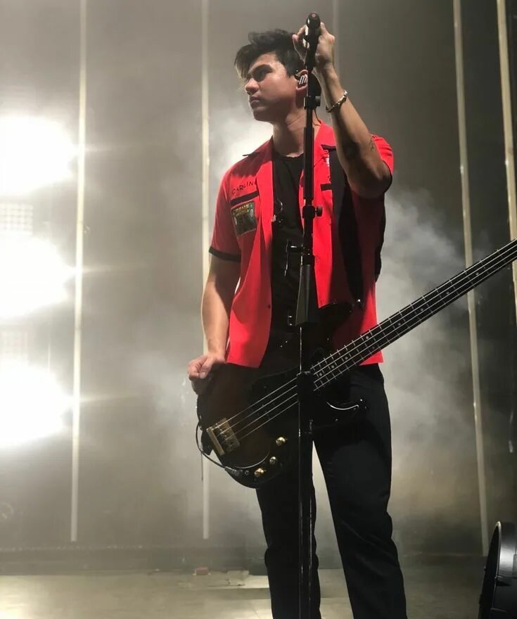 Calum hood. Калум худ 2022. Calum hood vans. Калум худ. Toxic heck музыкант.