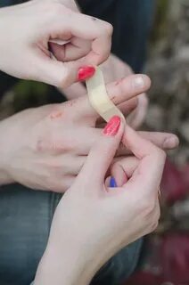 Примета порезать указательный палец