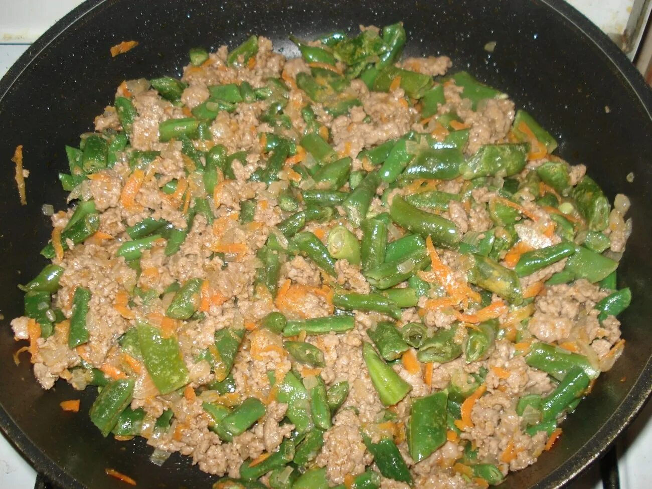 Фарш с фасолью стручковой. Стручковая фасоль с фаршем. фарш со стручковой фасолью. стручковая фасоль по флотски. стручковая фасоль с фаршем на сковороде.