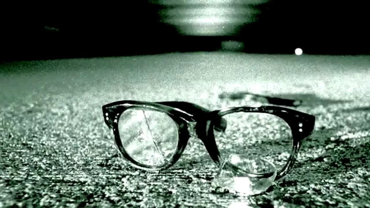 Разбитое очко. Разбитые очки. Треснутые очки. Очки сломались. Поломанные очки.