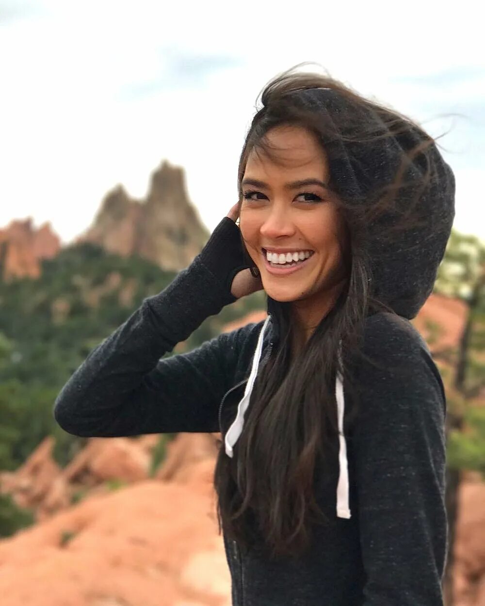 Девушка сидит на набережной. Исключительная девушка. Девушка в очках на море. Девушка в бейсболке. Настоящие женщины.