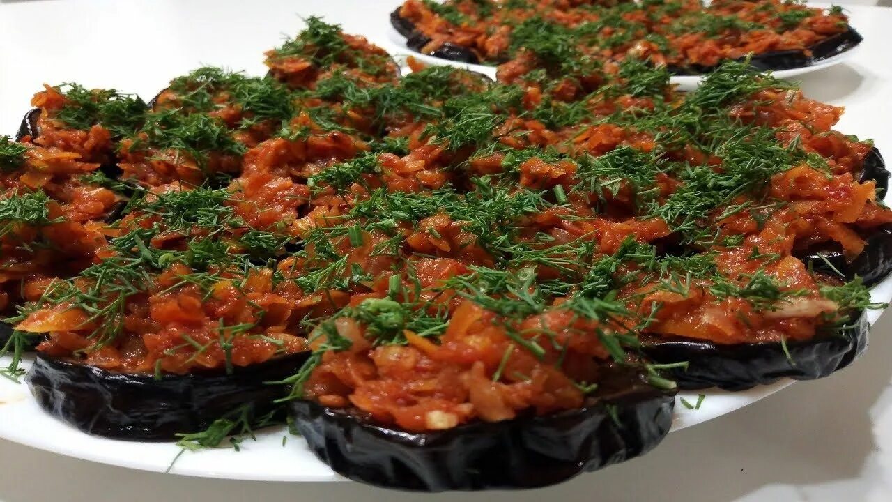 Баклажаны с луком и морковью. Баклажаны с морковкой. Салат из печеных баклажанов. Баклажаны с жареной морковью и жареным луком. Баклажаны с морковкой на зиму.