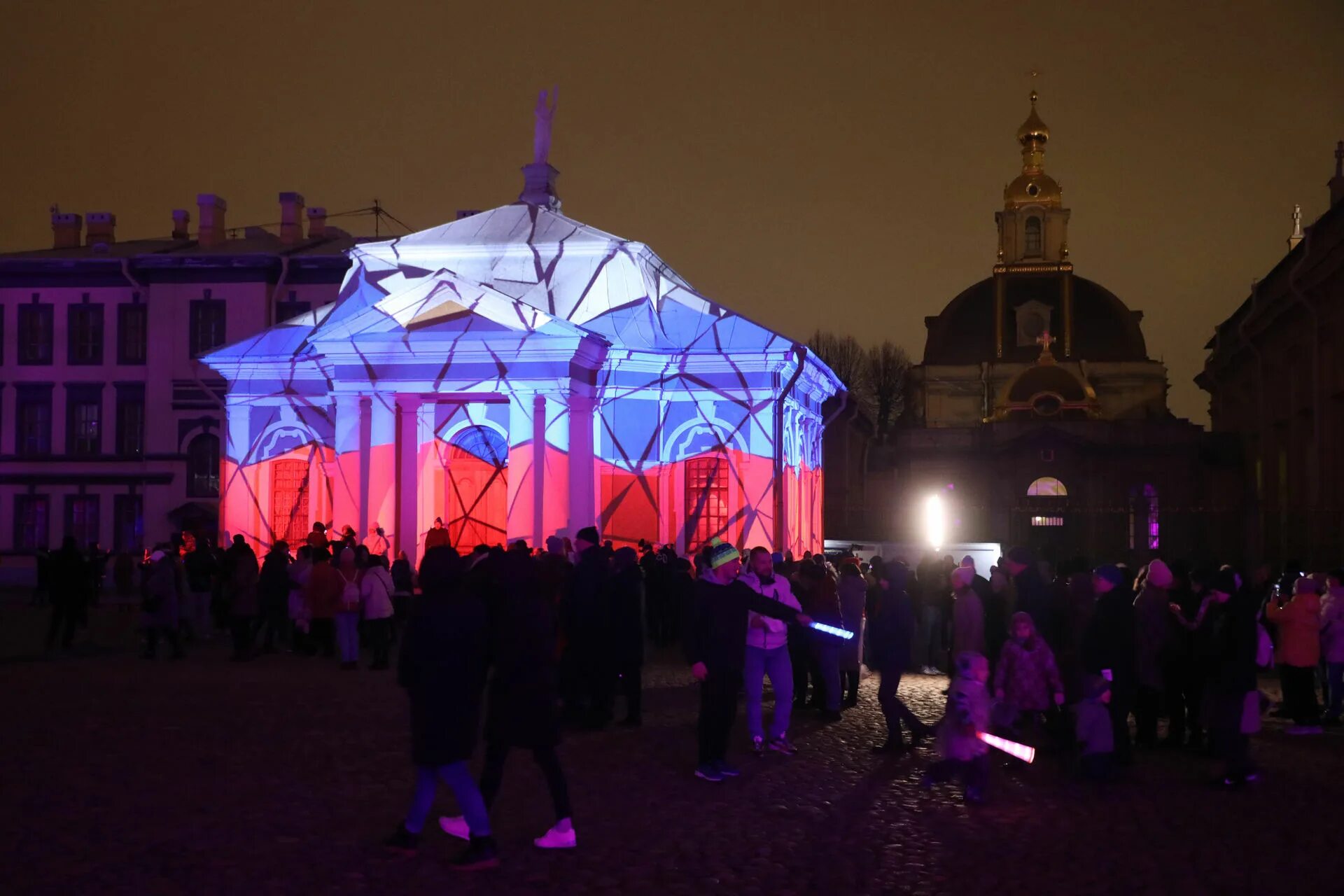 Фонтанка осень. Разводные мосты питер 2022. Вечный огонь в спб на марсовом поле. Петербург 6 ноября. Центр питера в снегу.