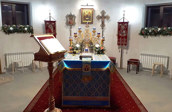 Алтарь инитаксы. Жертвенник в православном храме. православный алтарь дома. алтарь православный из бумаги.
