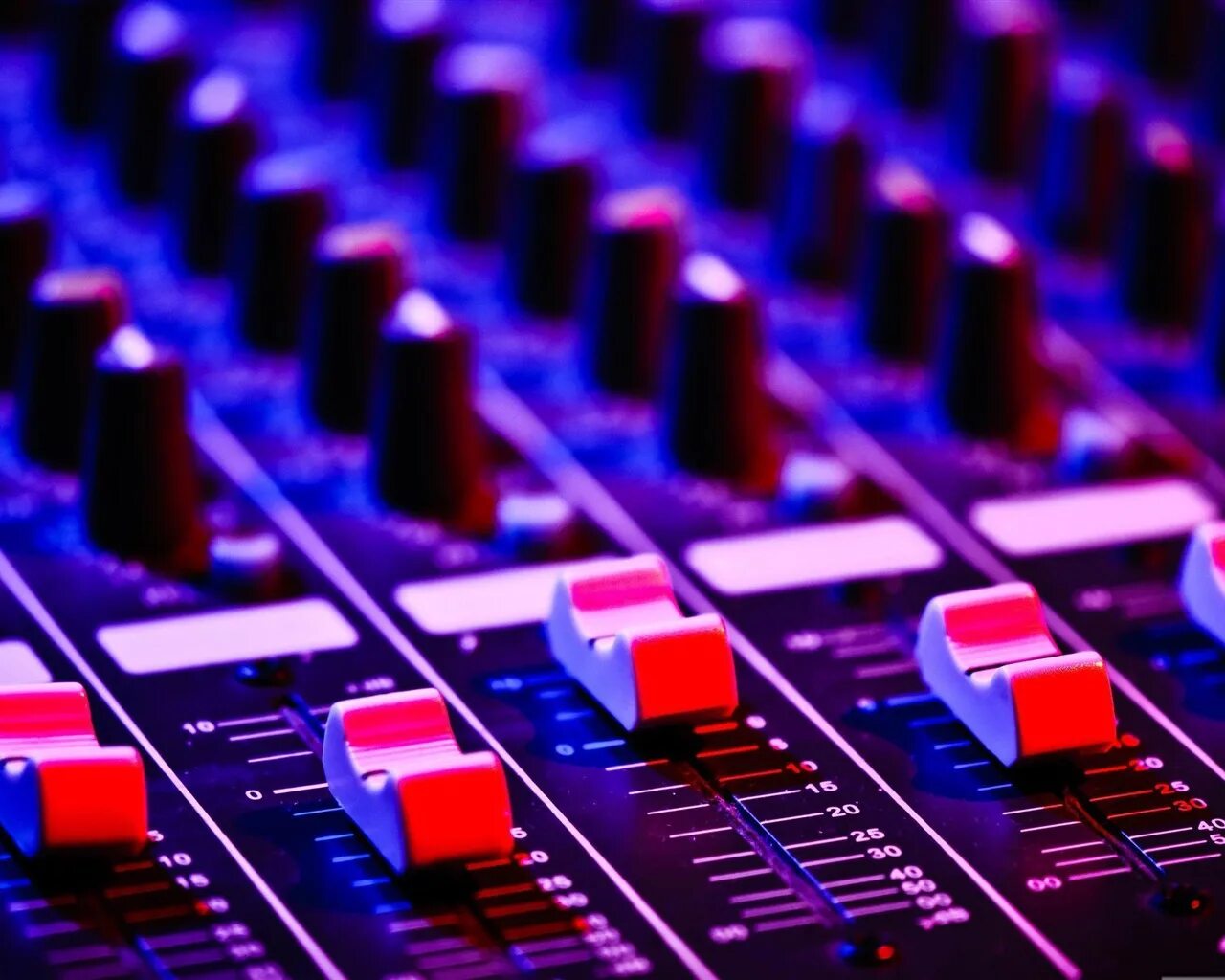 Диджей эквалайзер. Плеер айфон. Микшерный пульт в студии. Музыка картинки. Музыкальная заставка.