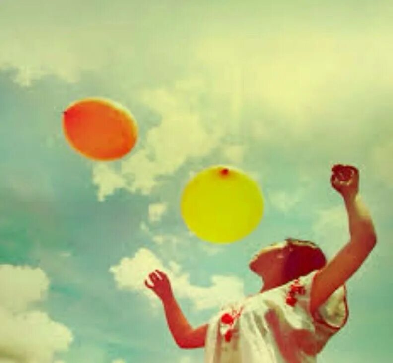 Отпустить воздушный шарик. Воздушные шары в небе. Девочка отпускает воздушные шары. Отпустить картина воздушные шары.