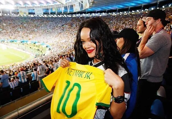 Фанатки только дорогих песня. Неймар и Рианна. Рианна на ЧМ 2014. Neymar and Rihanna. ЧМ 2014 финал Рианна.