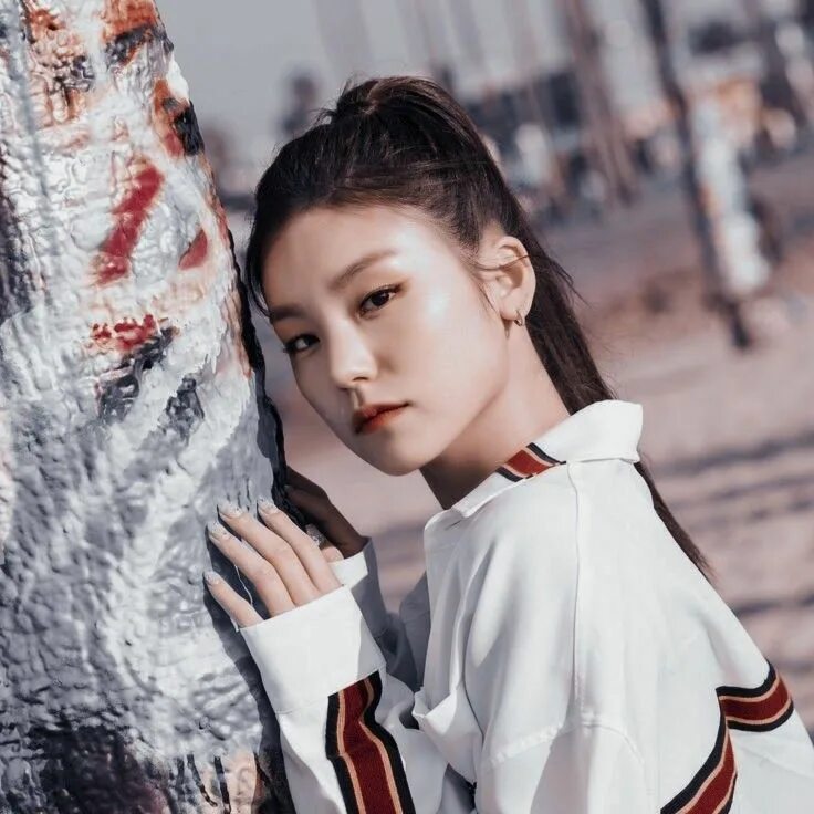 Itzy boy. Йеджи itzy. itzy хван. itzy участницы йоджи. хван йеджи 2025.