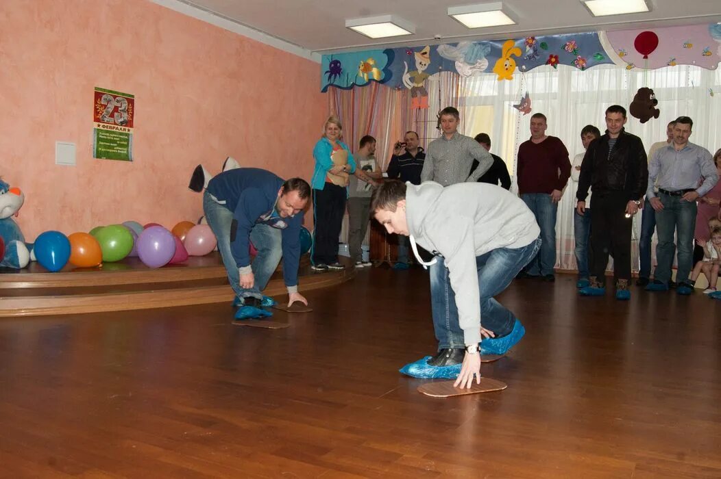 Спортивное развлечение к 23 февраля. Спортивные соревнования к 23 февраля. Спортивный праздник в детском саду. Спортивные конкурсы на 23 февраля в доу. Эстафеты на 23 февраля в детском саду.