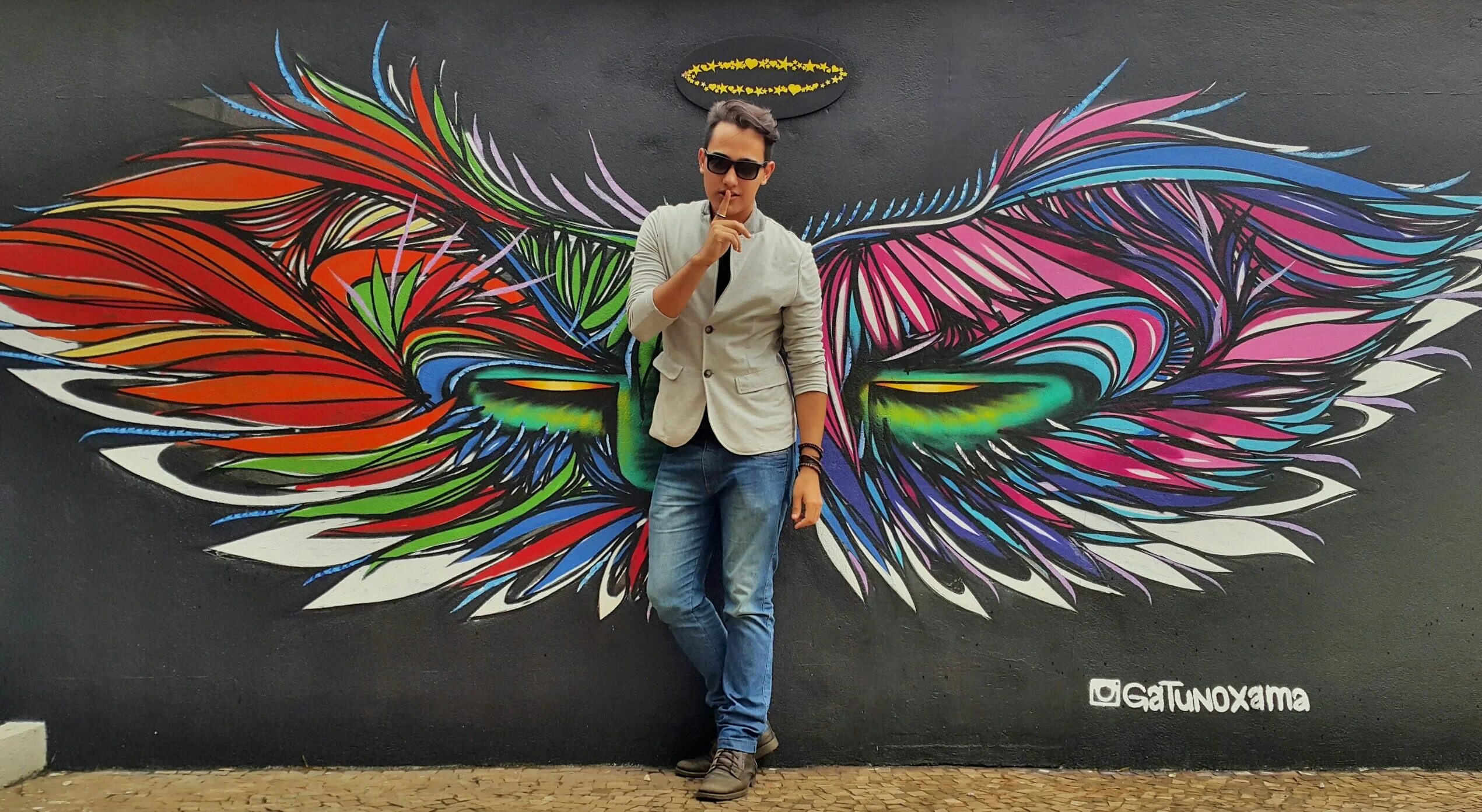 Граффити крылья. Стрит арт крылья. Граффити крылья. Граффити крылышки. Граффити крылья.