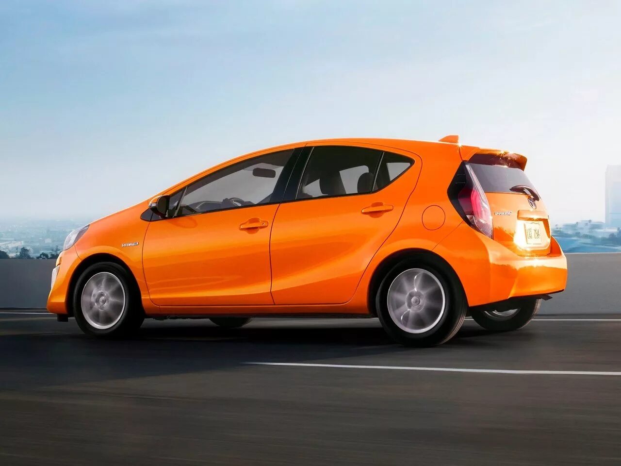 Гибриды сравнение. Toyota Prius c 2015. Тойота Приус хэтчбек. Toyota Prius 2015 хэтчбек. Тойота Приус гибрид 1.