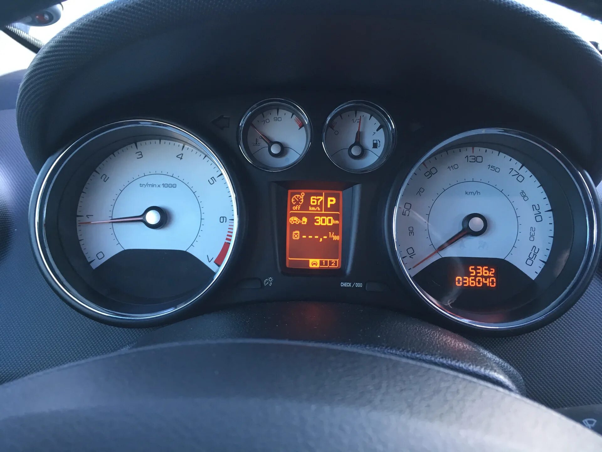 Давление масла пежо 307. Peugeot давление масла. Пежо 307 sw 2. Давление в топливной рампе пежо партнер 1. Лампа давления масла пежо 308.