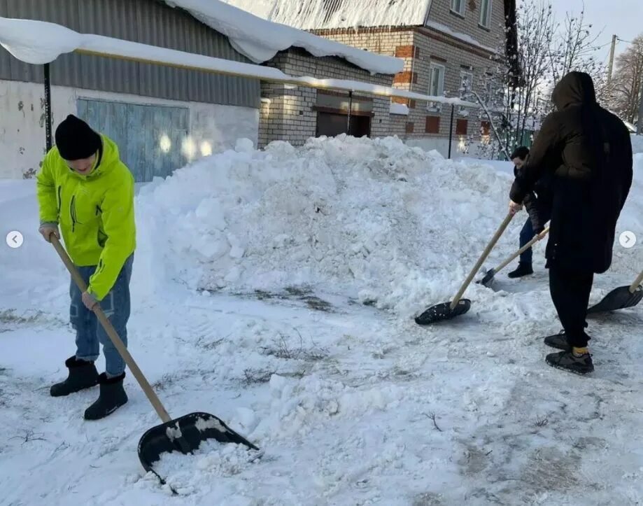 помощь убрать снег. убираем снег в школе. человек с лопатой снег. зимний инвентарь для уборки снега. помощь убрать снег.
