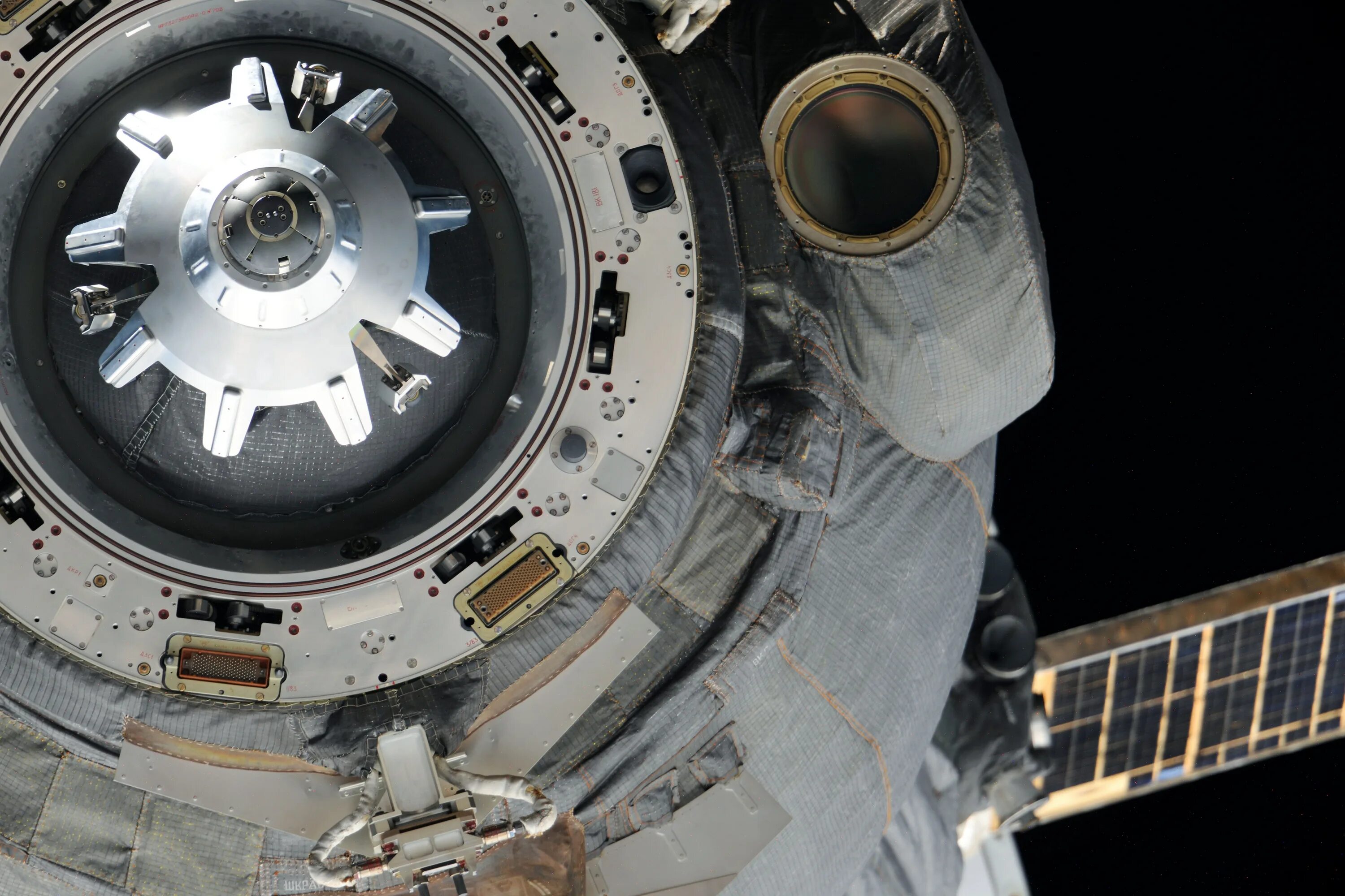 Стыковка космических кораблей. Шаттл атлантис стс 132. Пилотируемый космический корабль союз-тма. Стыковка с мкс. Стыковочный модуль союз.