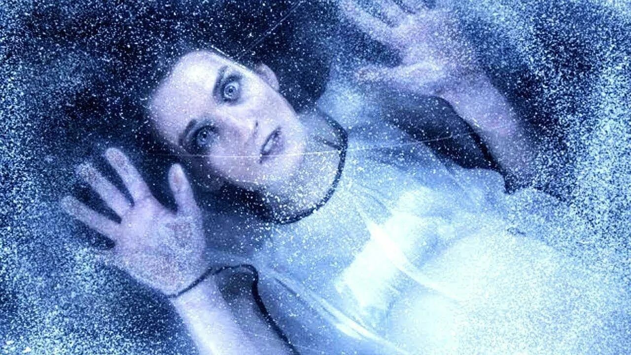 Йоханна нордблад. Лицо подо льдом. Девушка во льду. Фотосессия на льду. Девушка подо льдом.