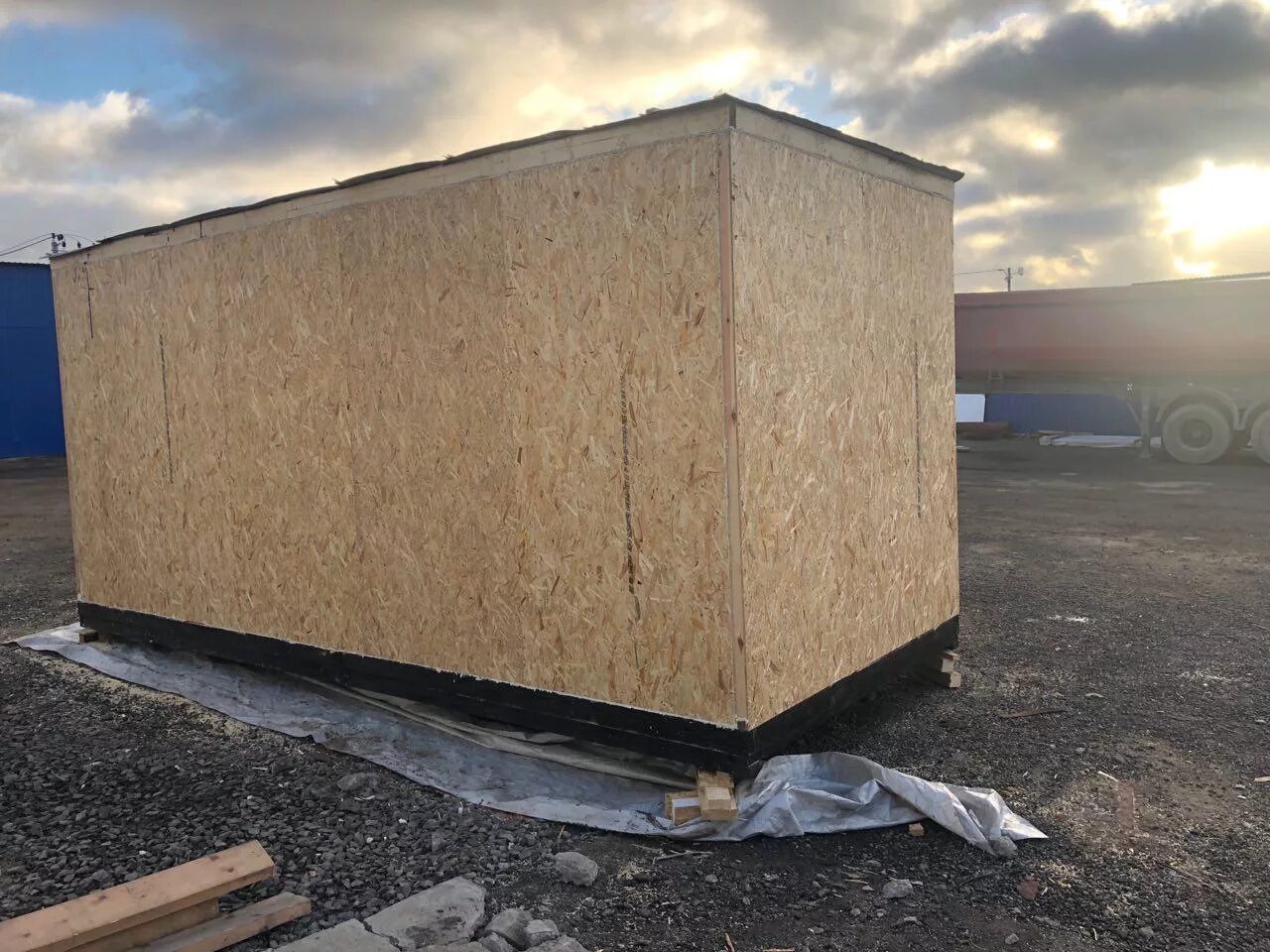 Хозблок обшитый осб. Сарай из осб 2на2. Проект бытовки из сип панелей. Вагончик из сип панелей. Бытовка 3м * 4 м из осб плиты.