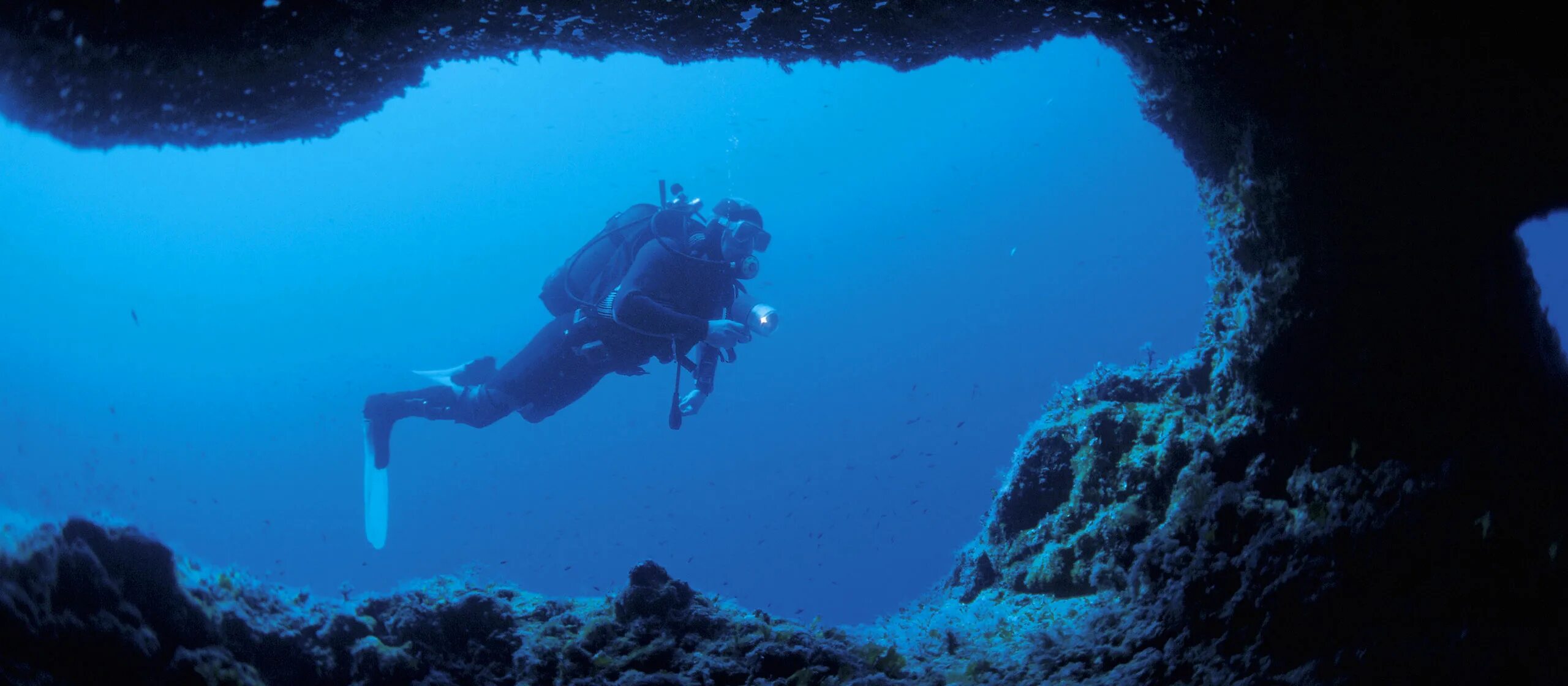 Самая большая глубина на земле. Жак Ив Кусто большая голубая дыра. Большая голубая дыра и Марианская впадина. Самое глубокое море. Самое глубокое дно океана.
