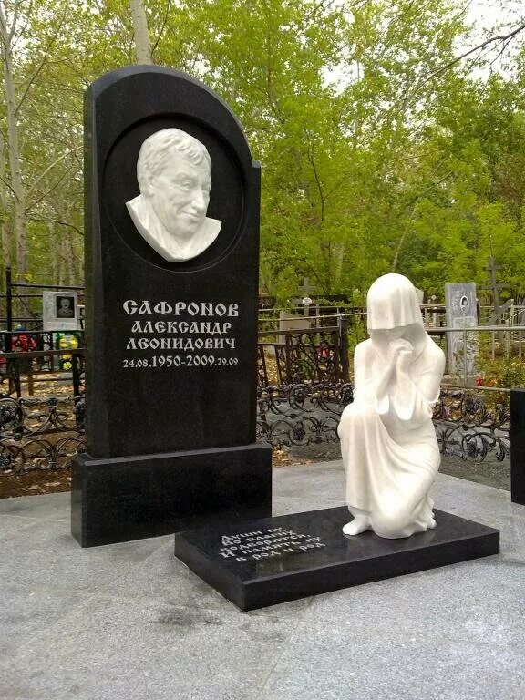 изготовления из мрамора бюст на могиле. могильный бюст. памятник александру грину в кирове. барельеф на памятнике. могила гончарова ивана.