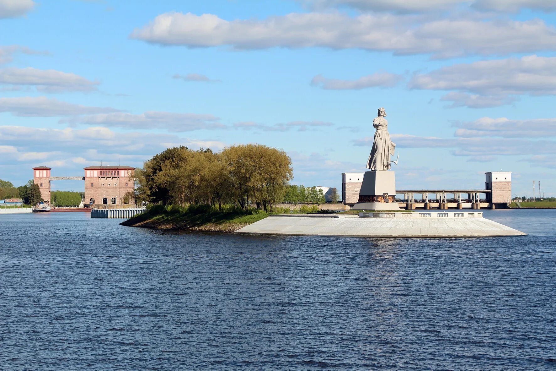 Матерью русских рек люди. Монумент Волга-мать в Рыбинске. Рыбинское водохранилище мать Волга. Волга мать памятник в Рыбинске. Рыбинская ГЭС мать Волга.